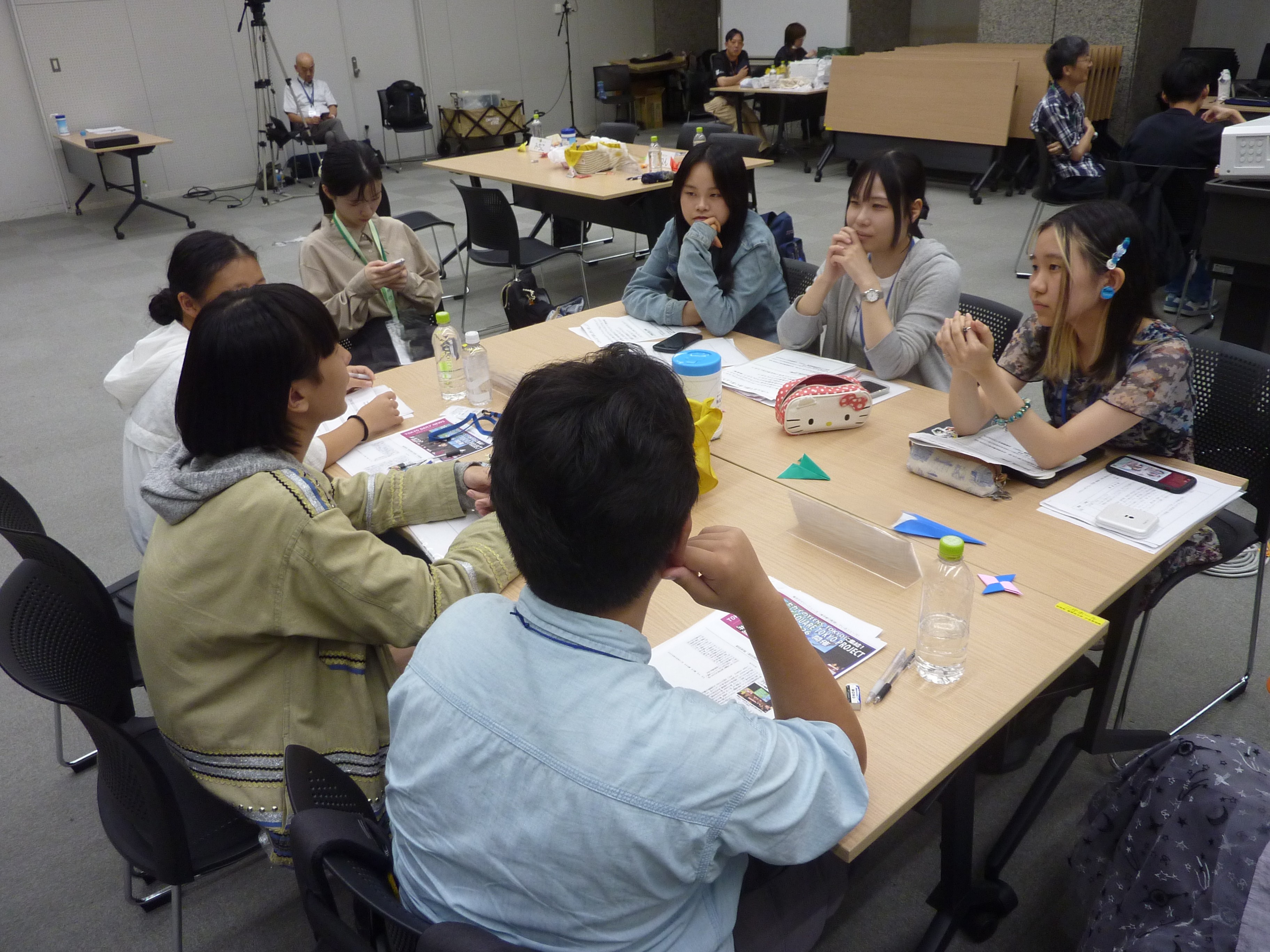 学生が机に座り意見交換している様子