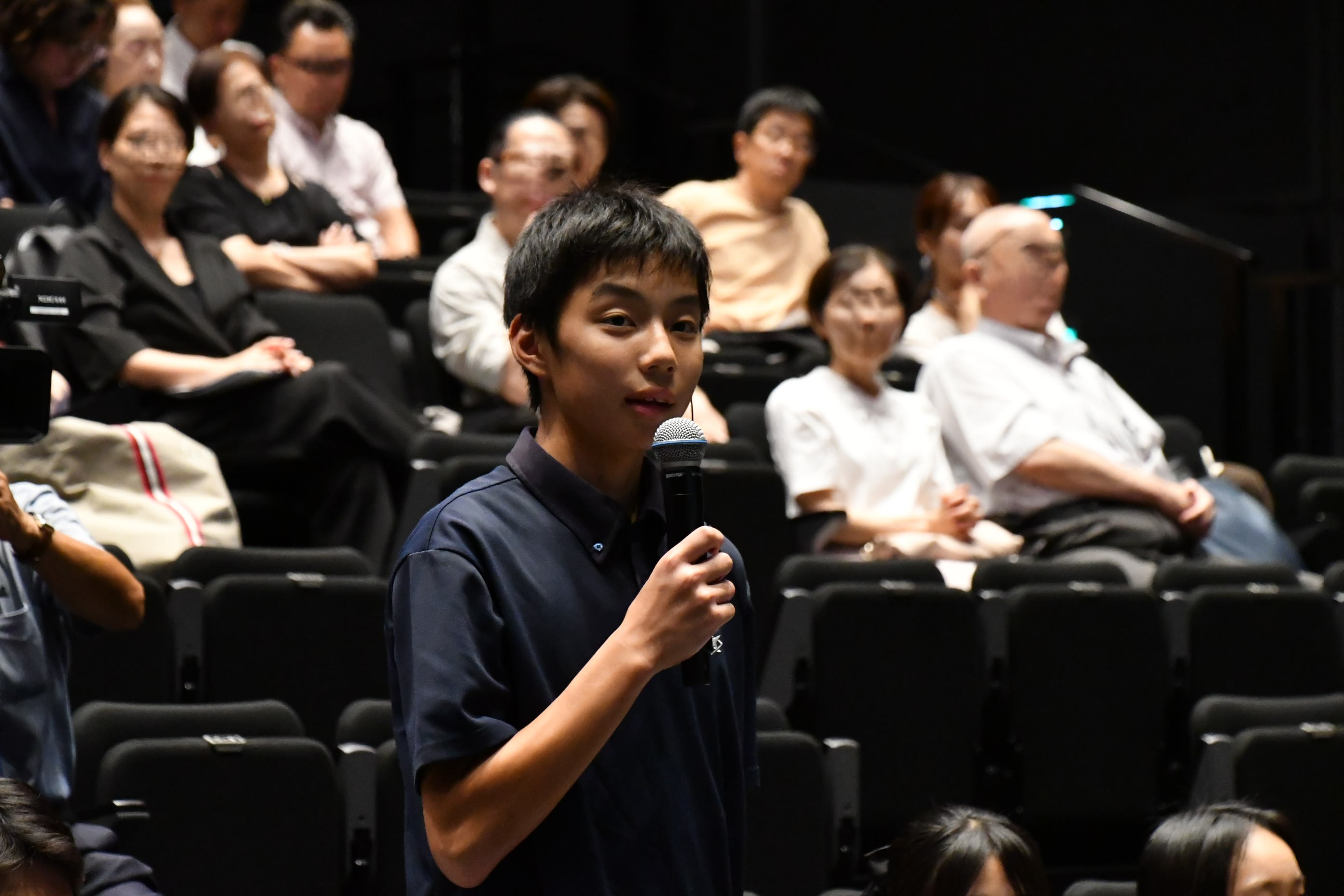 男子生徒が質問している様子