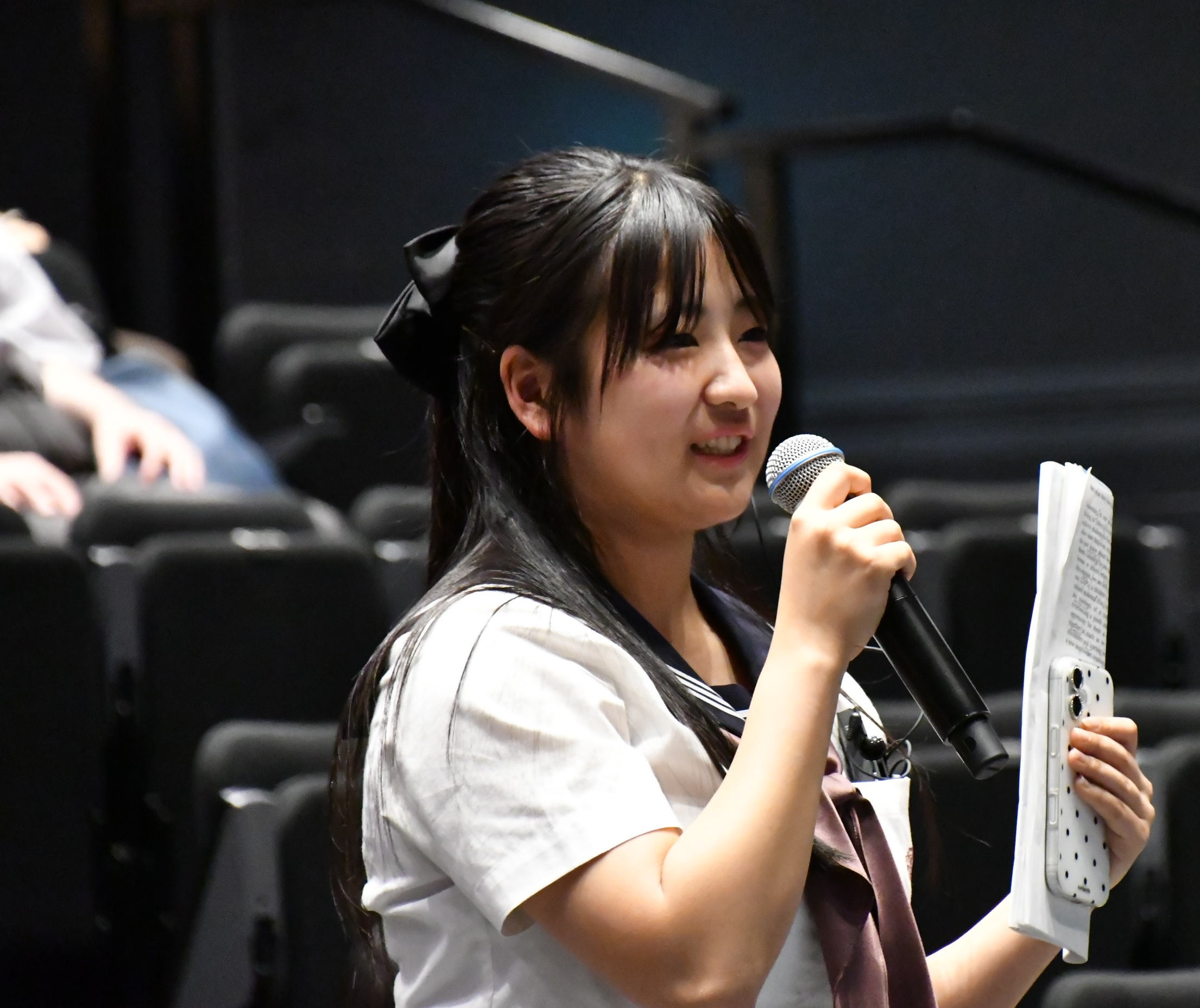 女子生徒が質問している様子