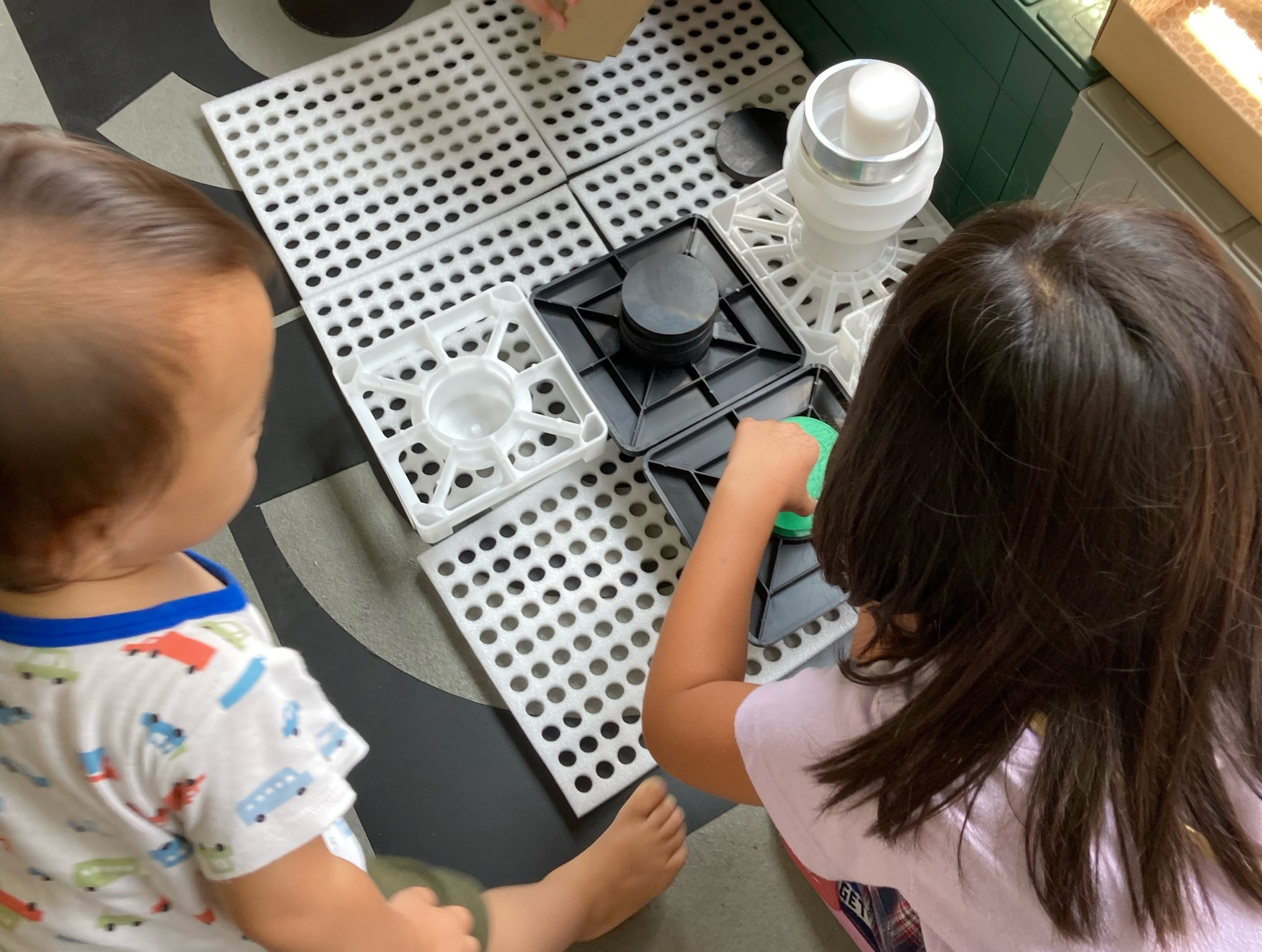 写真：はいざい&nbsp;「遊び」の様子