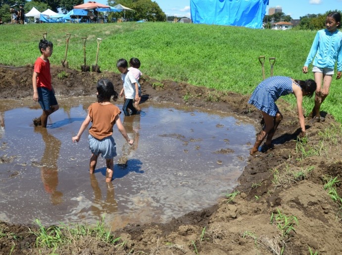 写真:学生プレーリーダーが作る夏休みわんぱくプレーパーク