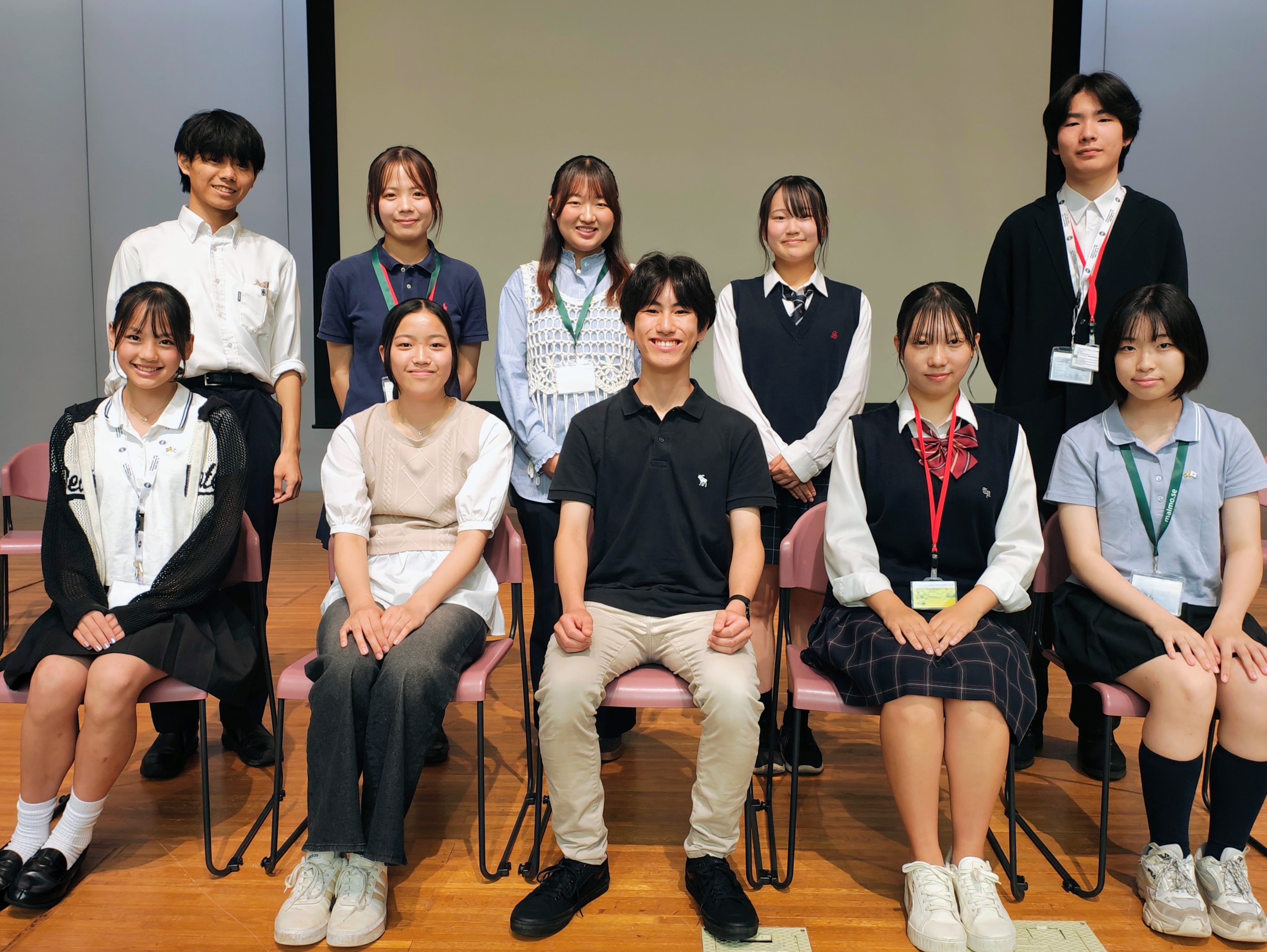 10名の中高生の集合写真