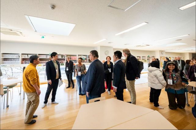 画像：館内視察の様子①