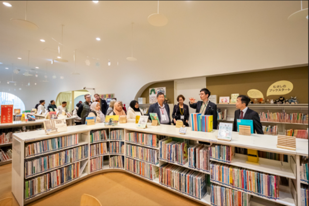 画像：武蔵野プレイスでの館内視察