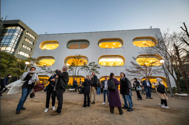 画像：武蔵野プレイスの建物前にいる様子