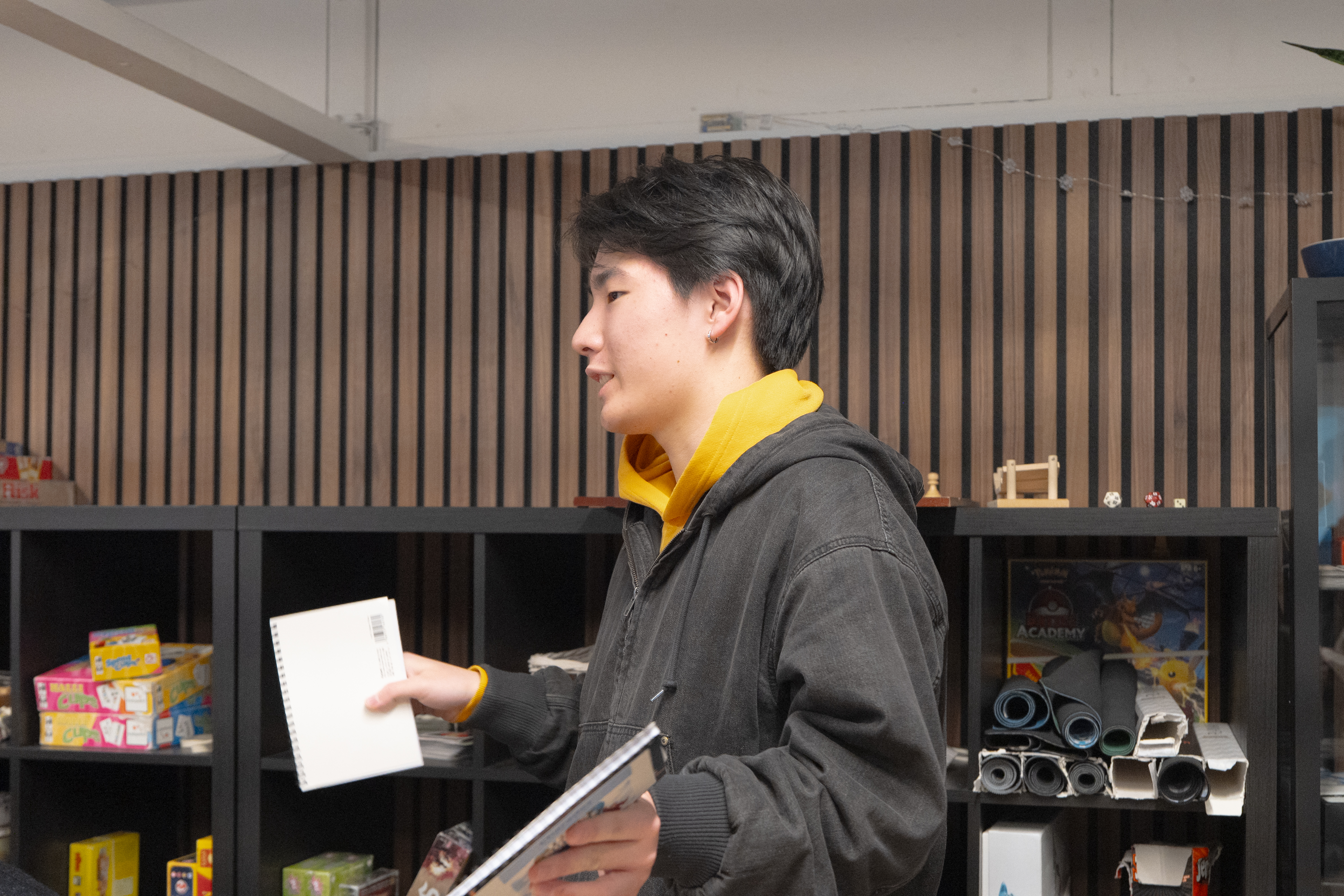 かずまさんが本を取っている様子
