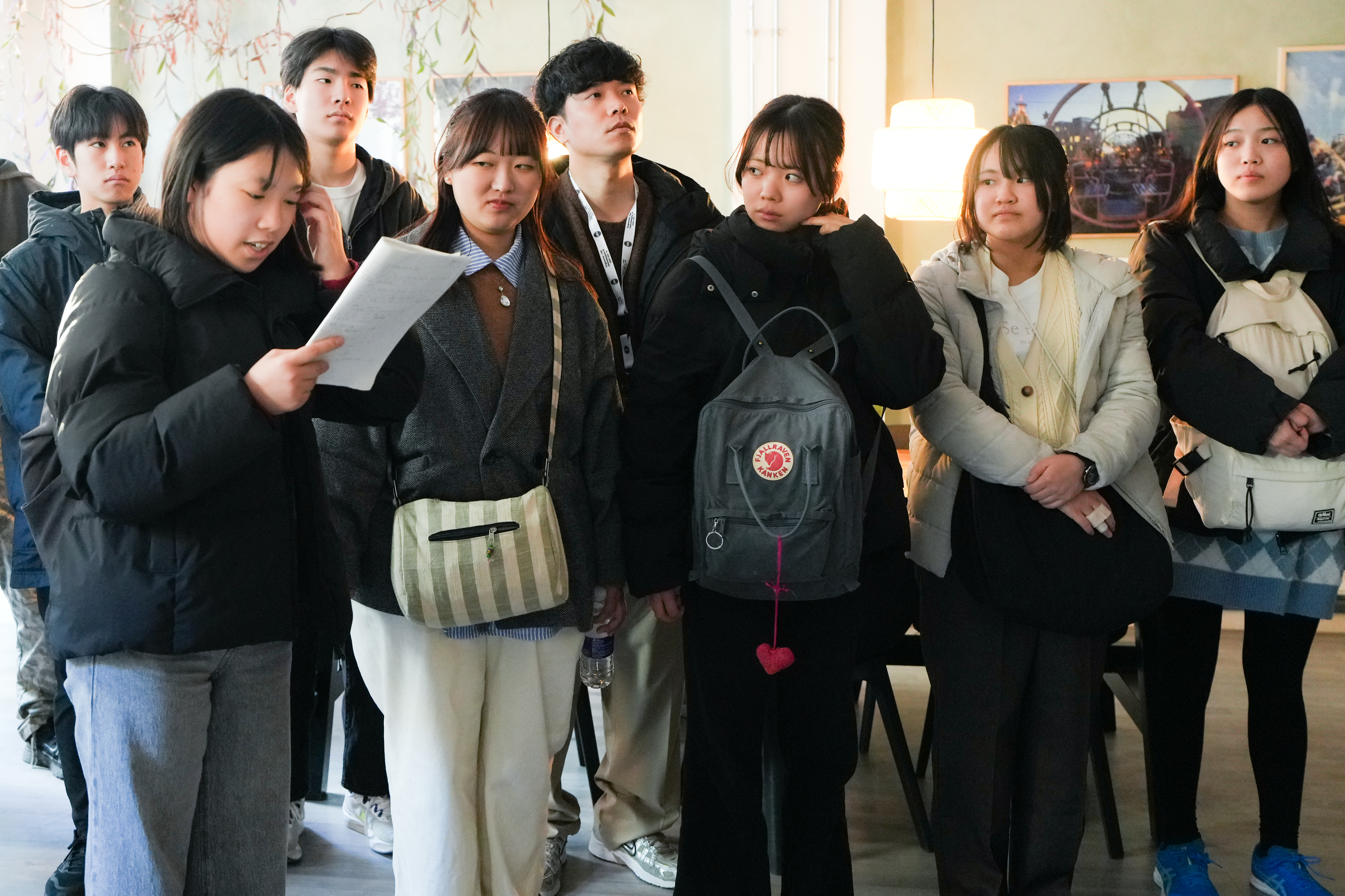ワークショップのメンバー8名が待って並んでいる様子