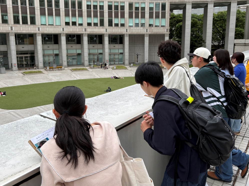 議会棟を子供たちが外から見ている様子