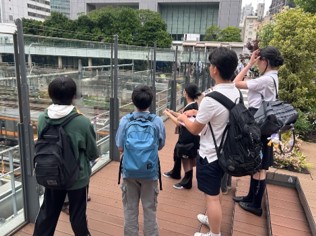 JRの電車の上の通路で説明を聞いている様子