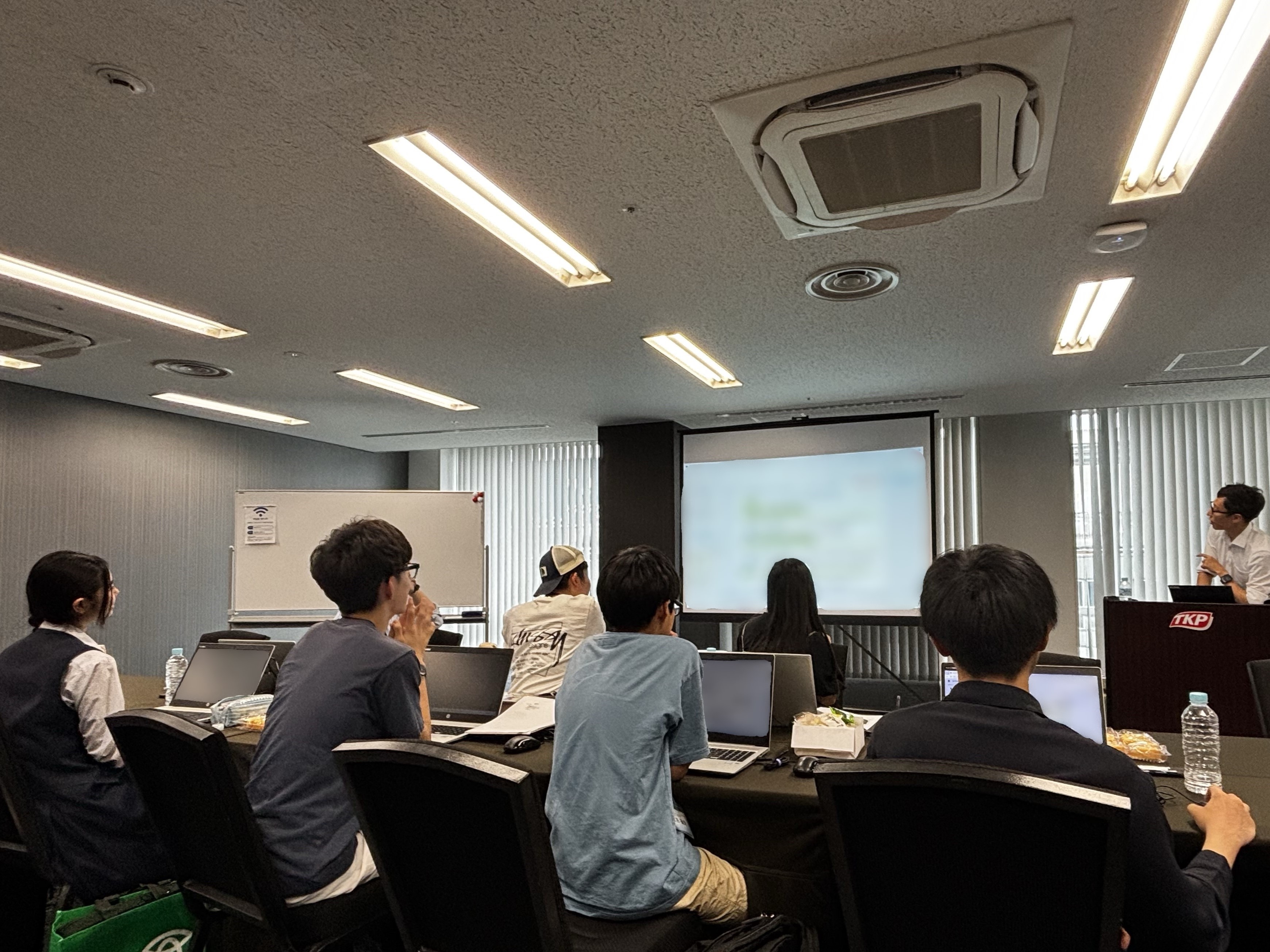 中高生が発表を聞いている様子