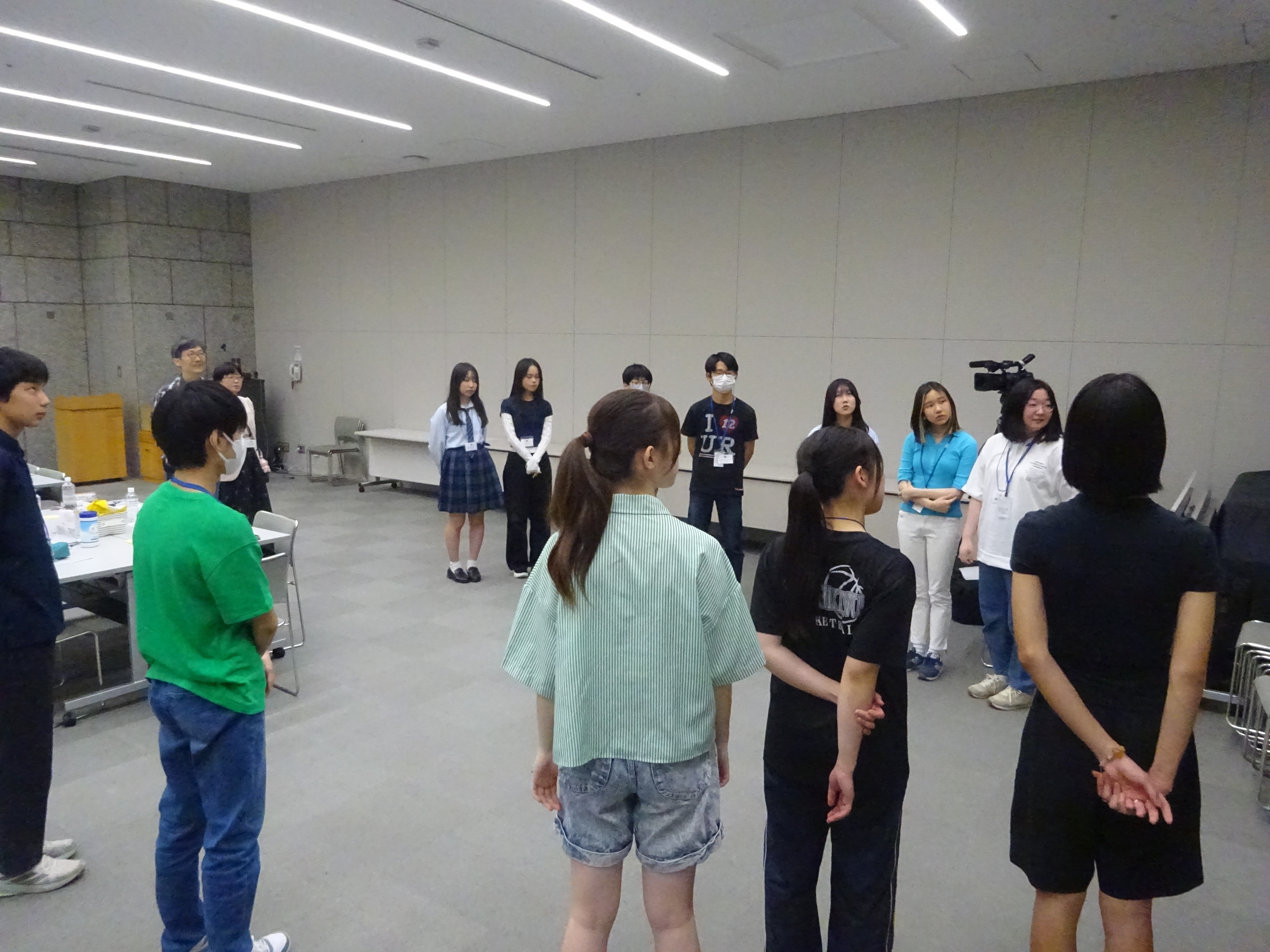 参加者で立って聞いている様子