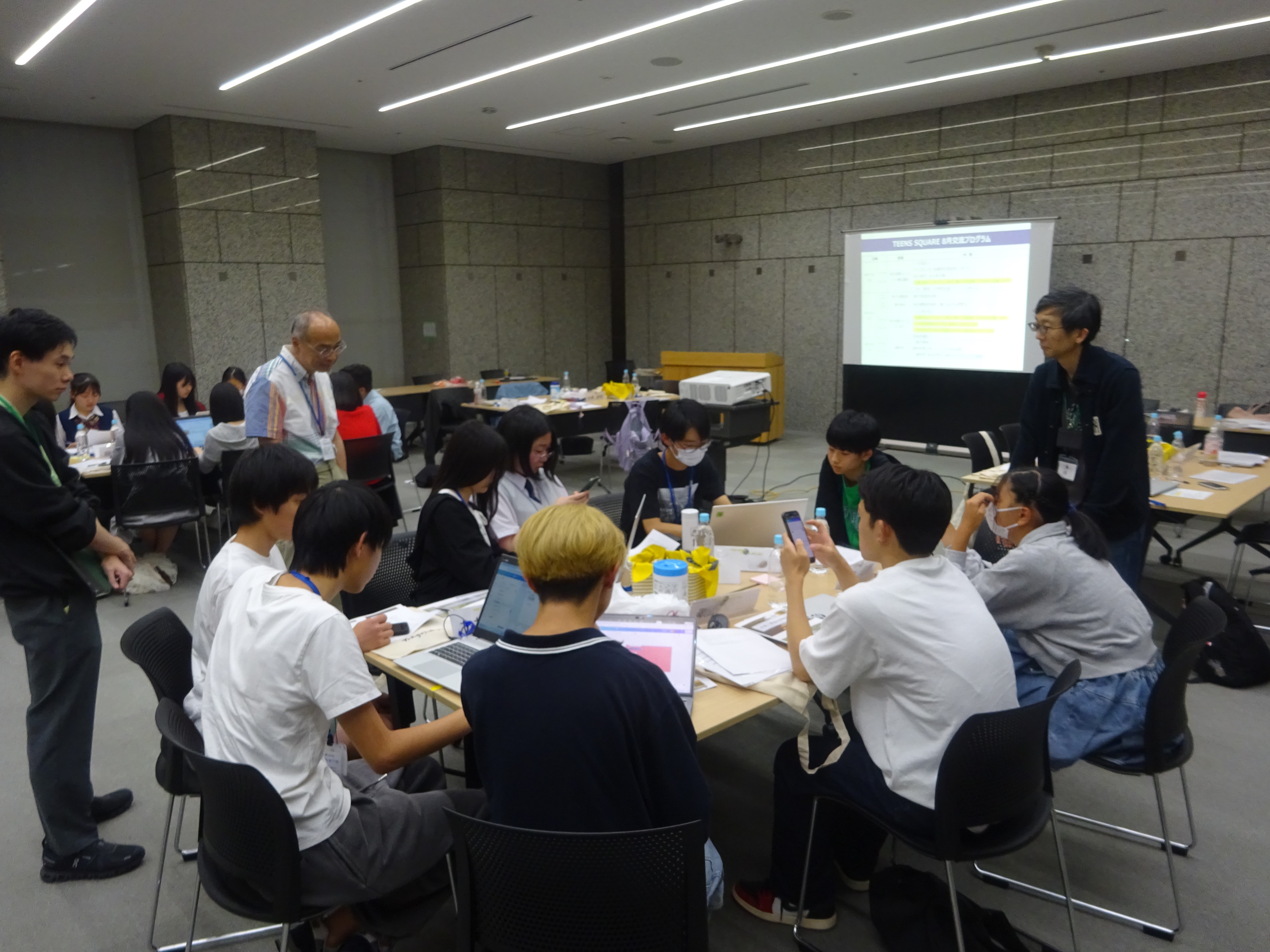 席について話し合っている様子