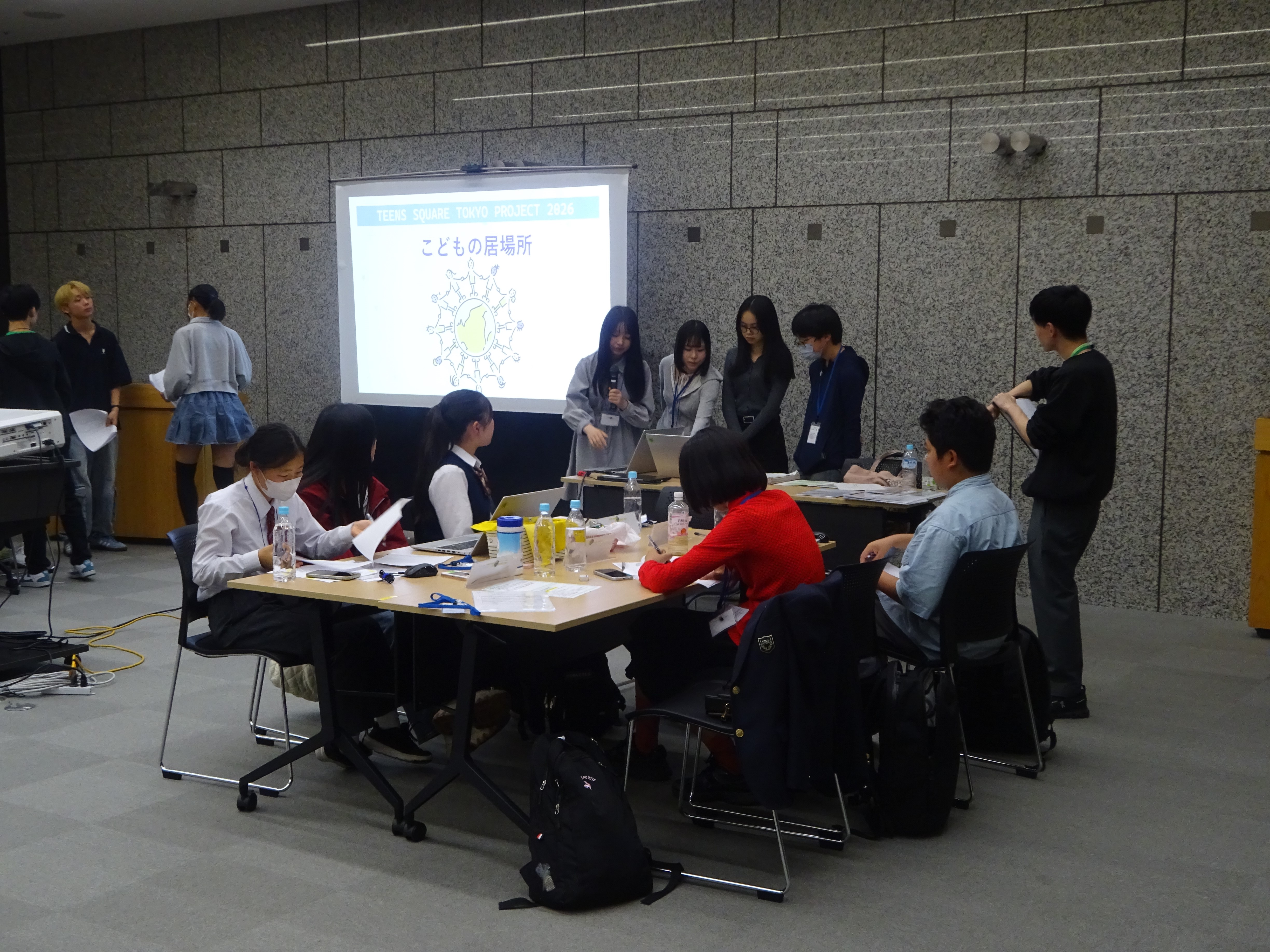 席について作業している様子
