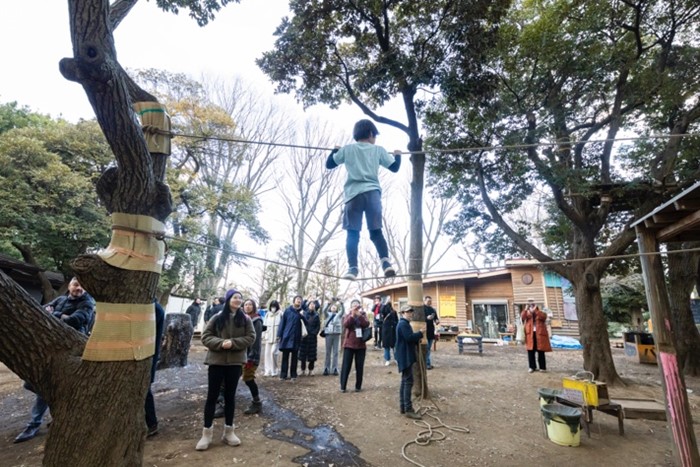 プレーパークで遊ぶ子供の様子