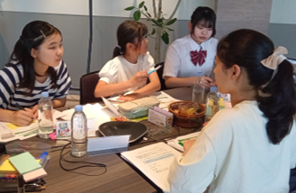 4名の中高生が学習している様子