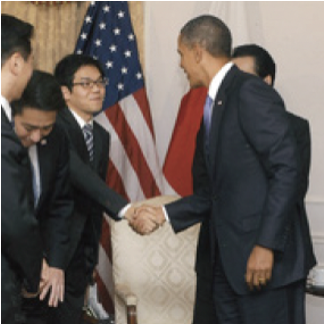 外務省時代、日米首脳会談で オバマ大統領(当時)と握手する伊藤さん