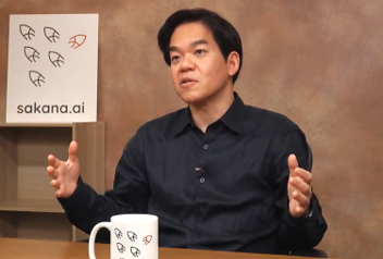 インタビュー中の伊藤錬さん