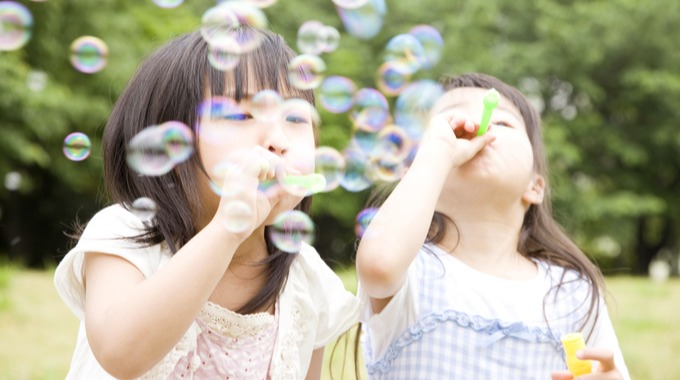 シャボン玉で遊ぶ子どもの写真