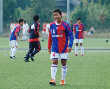 サッカーをしている渡辺創太さん