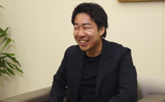 インタビュー中の渡辺さん